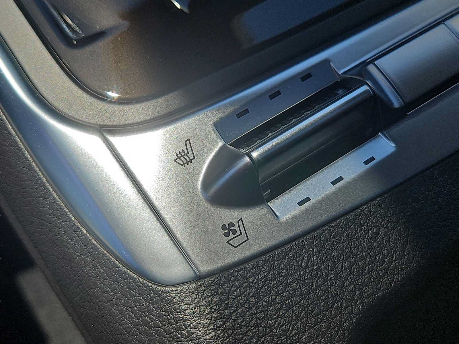 Used 2026 Kia Carnival SX w/ SX Dark Edition Package FWD image 20