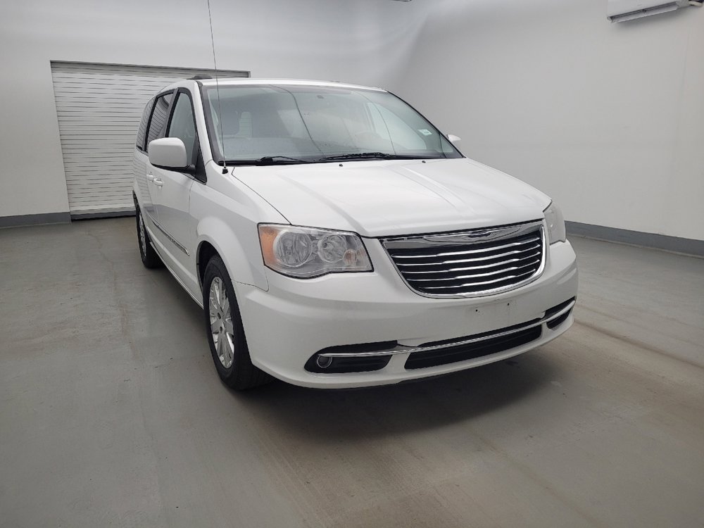 Used 2016 Chrysler Town & Country Touring FWD image 14
