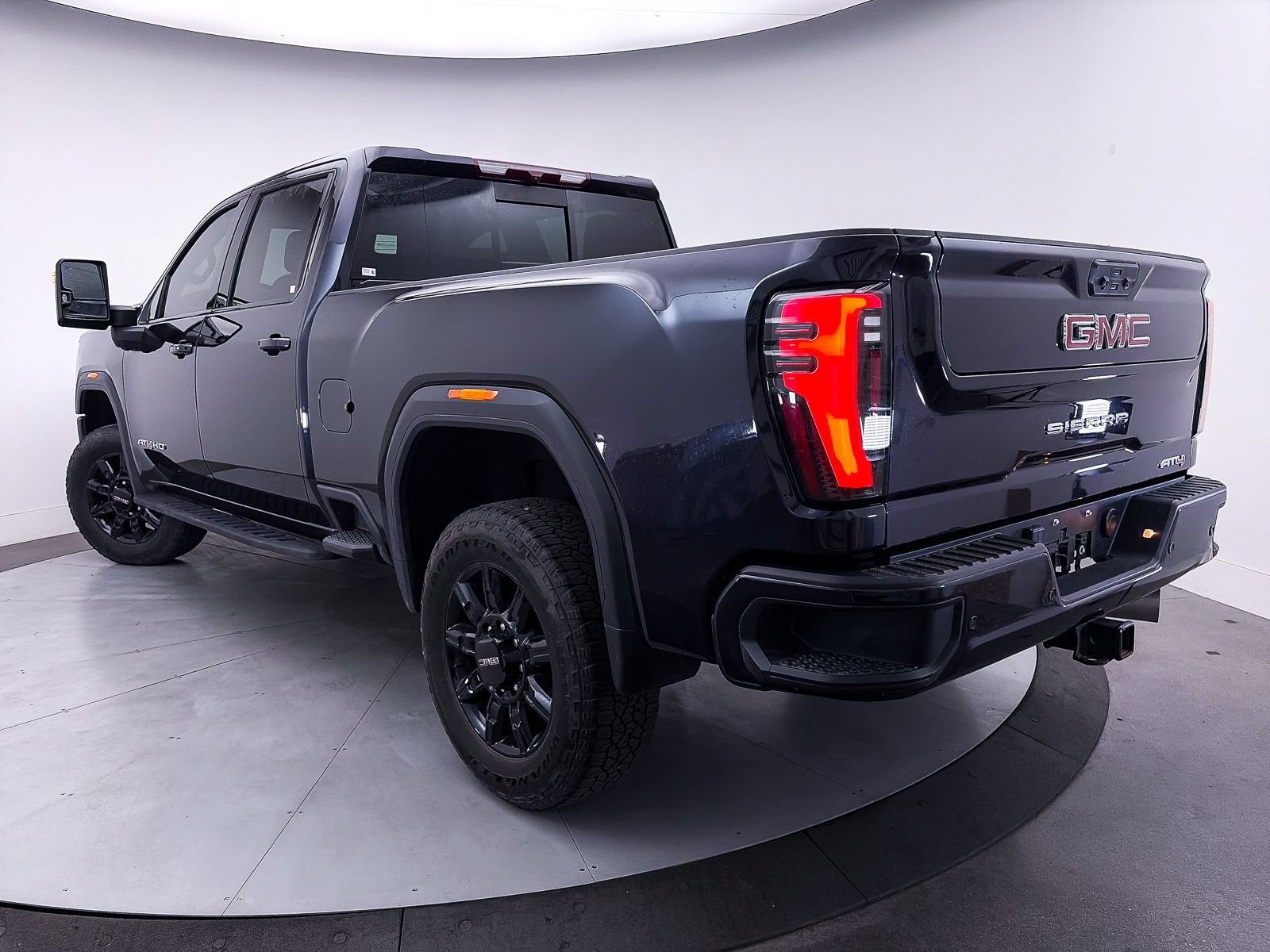 Used 2024 GMC Sierra 2500 AT4 w/ AT4 Preferred Package AWD/4WD image 2