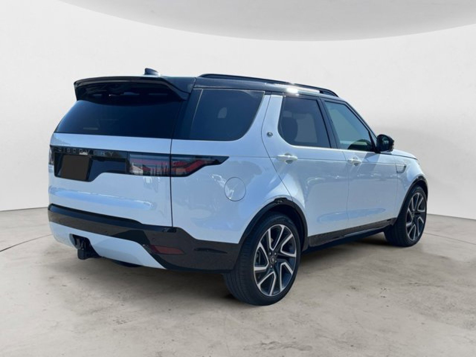 New 2025 Land Rover Discovery Dynamic SE image 4