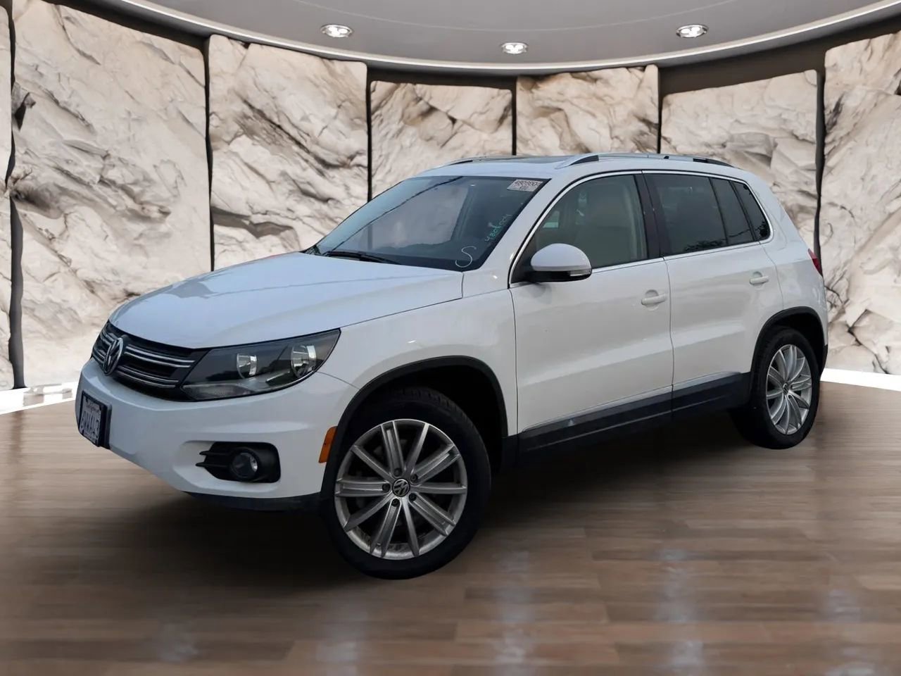 Used 2012 Volkswagen Tiguan SE FWD image 2