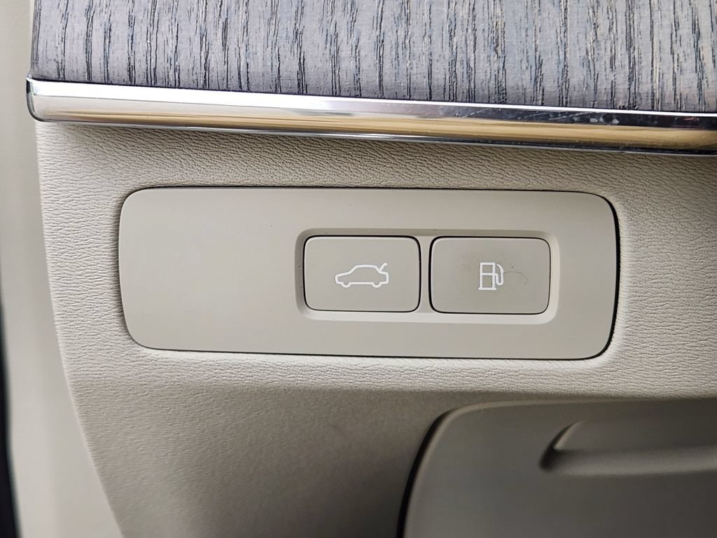 Certified 2025 Volvo XC90 T8 Plus AWD/4WD image 19