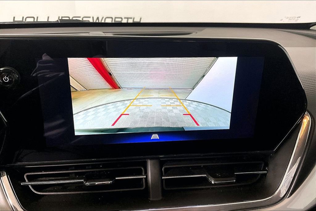 Used 2025 Chevrolet Trax LT w/ LT Convenience Package image 17