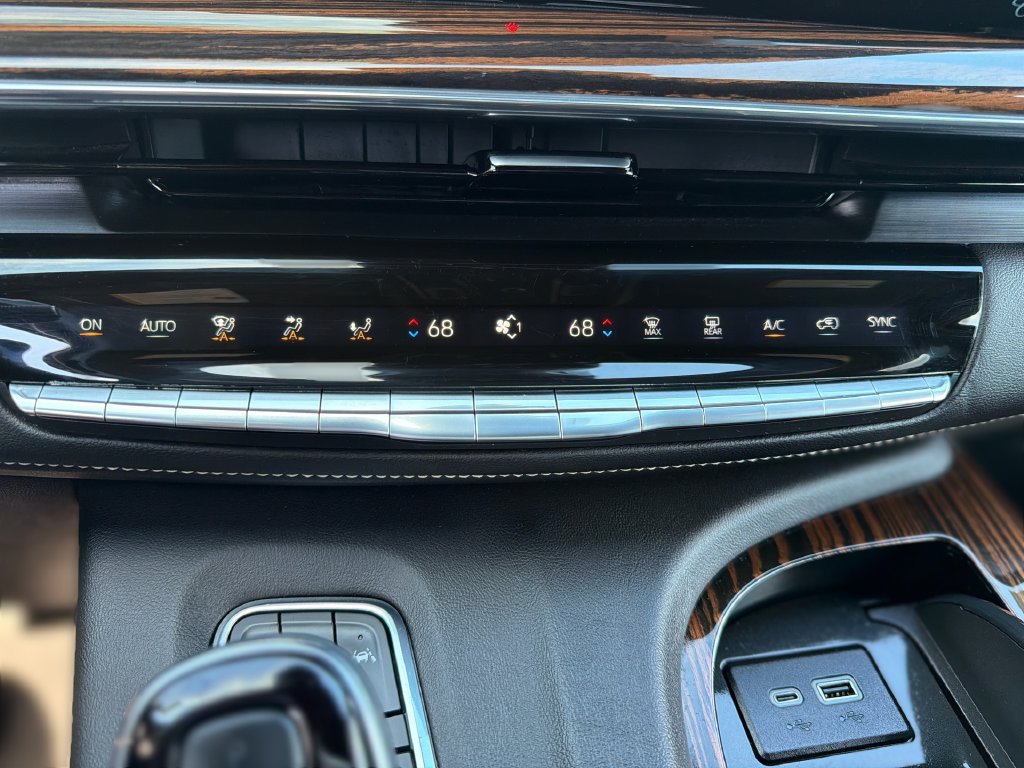 Used 2024 Cadillac Escalade ESV Premium Luxury w/ Performance Package AWD/4WD image 17