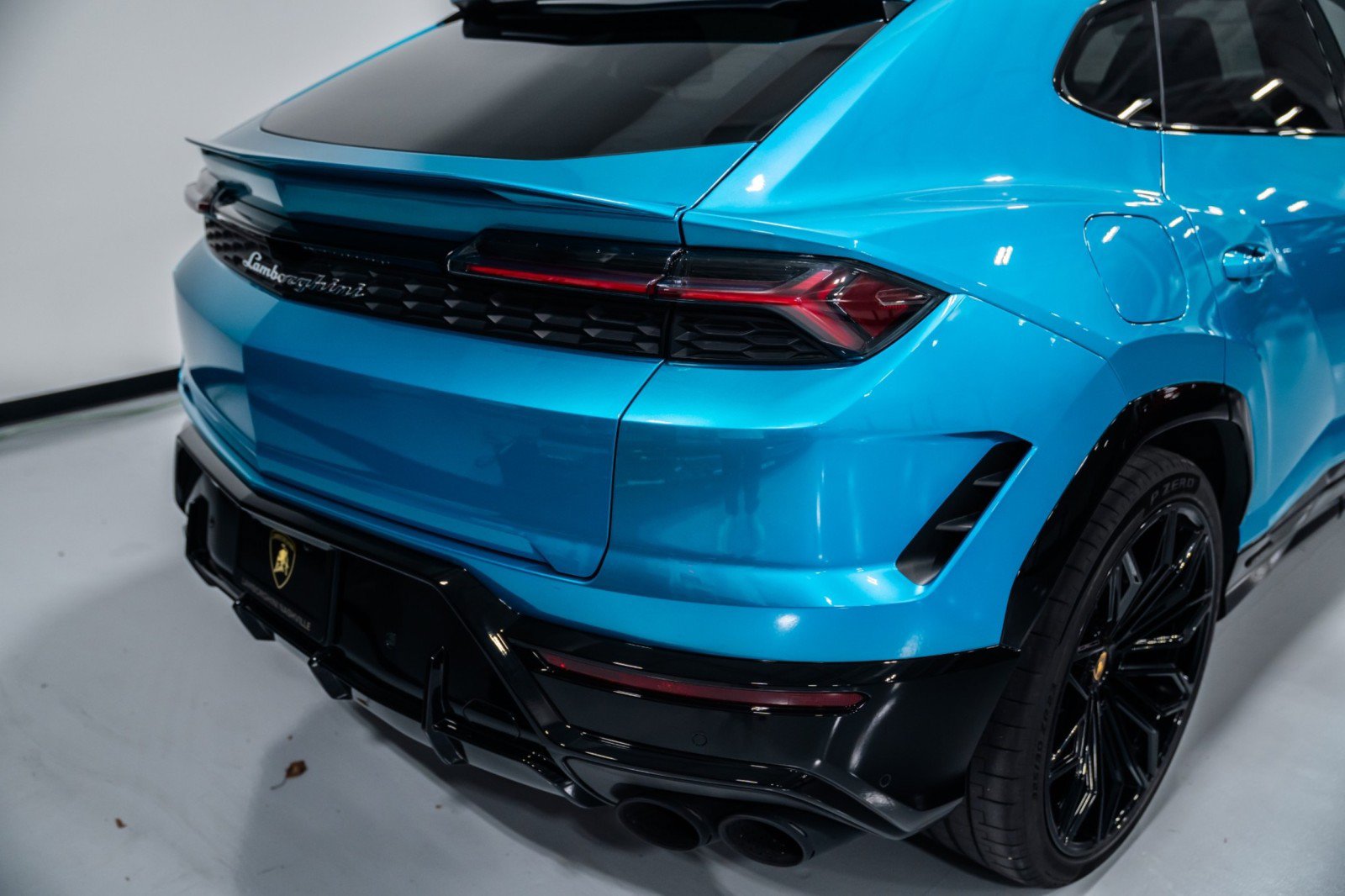 Used 2025 Lamborghini Urus SE AWD/4WD image 35