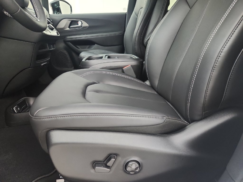 New 2027 Chrysler Pacifica LX FWD image 19