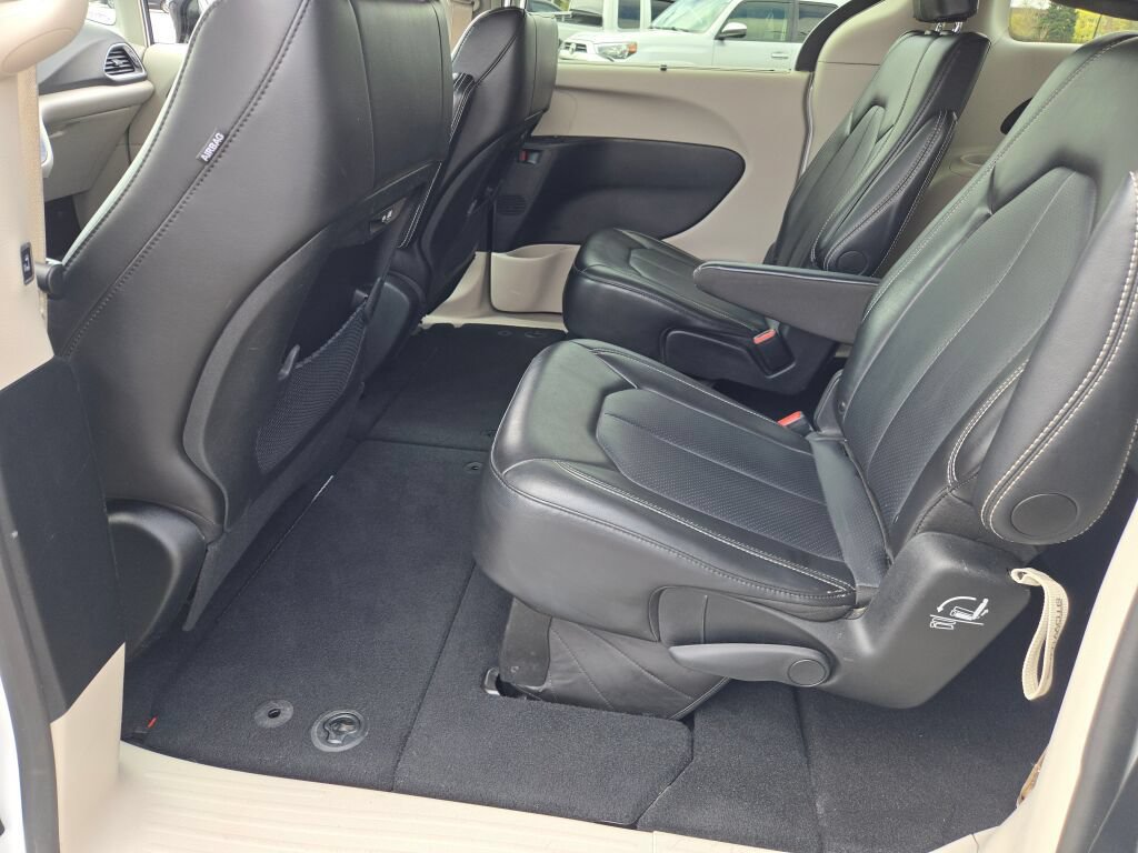 Used 2024 Chrysler Pacifica Touring-L FWD image 20