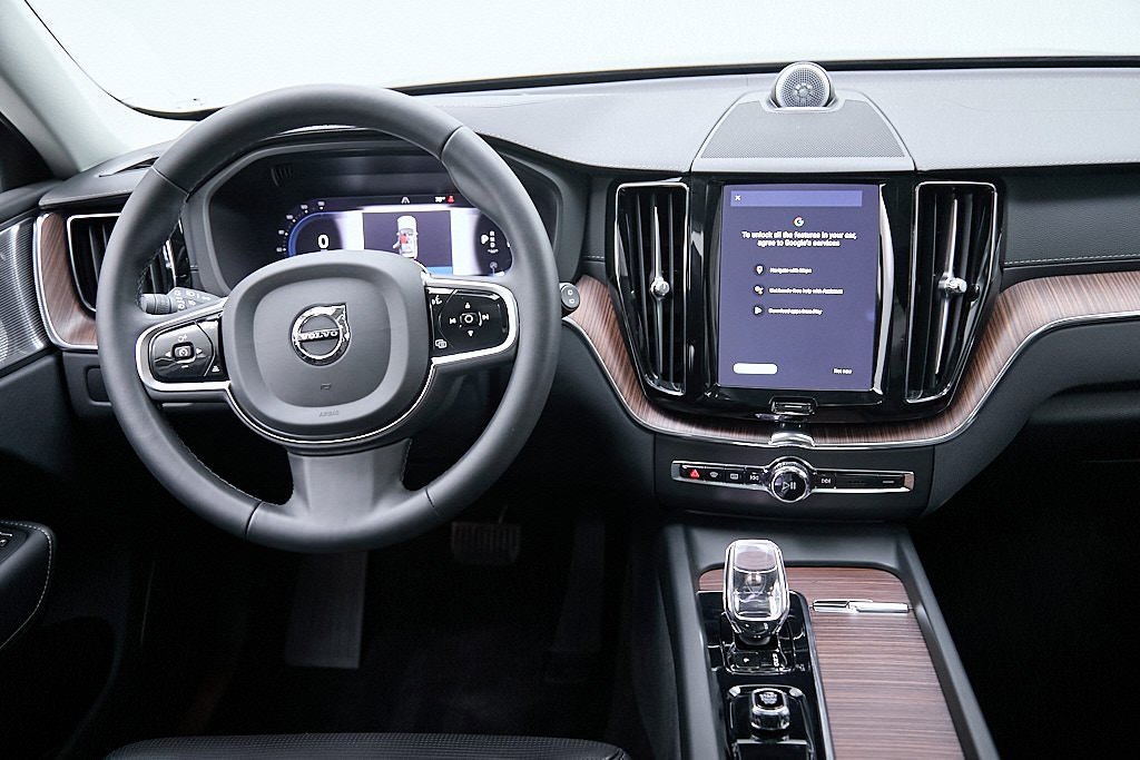 Certified 2023 Volvo XC60 B6 Ultimate w/ Protection Package Premier image 25