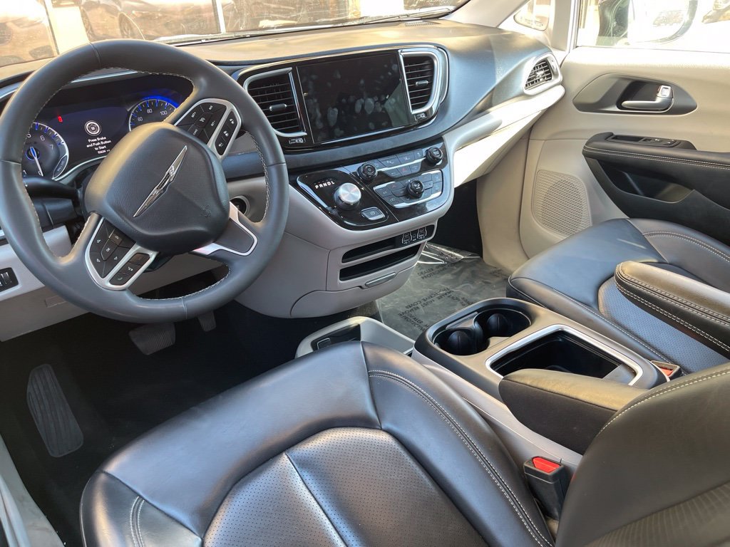 Used 2024 Chrysler Pacifica Touring-L FWD image 15