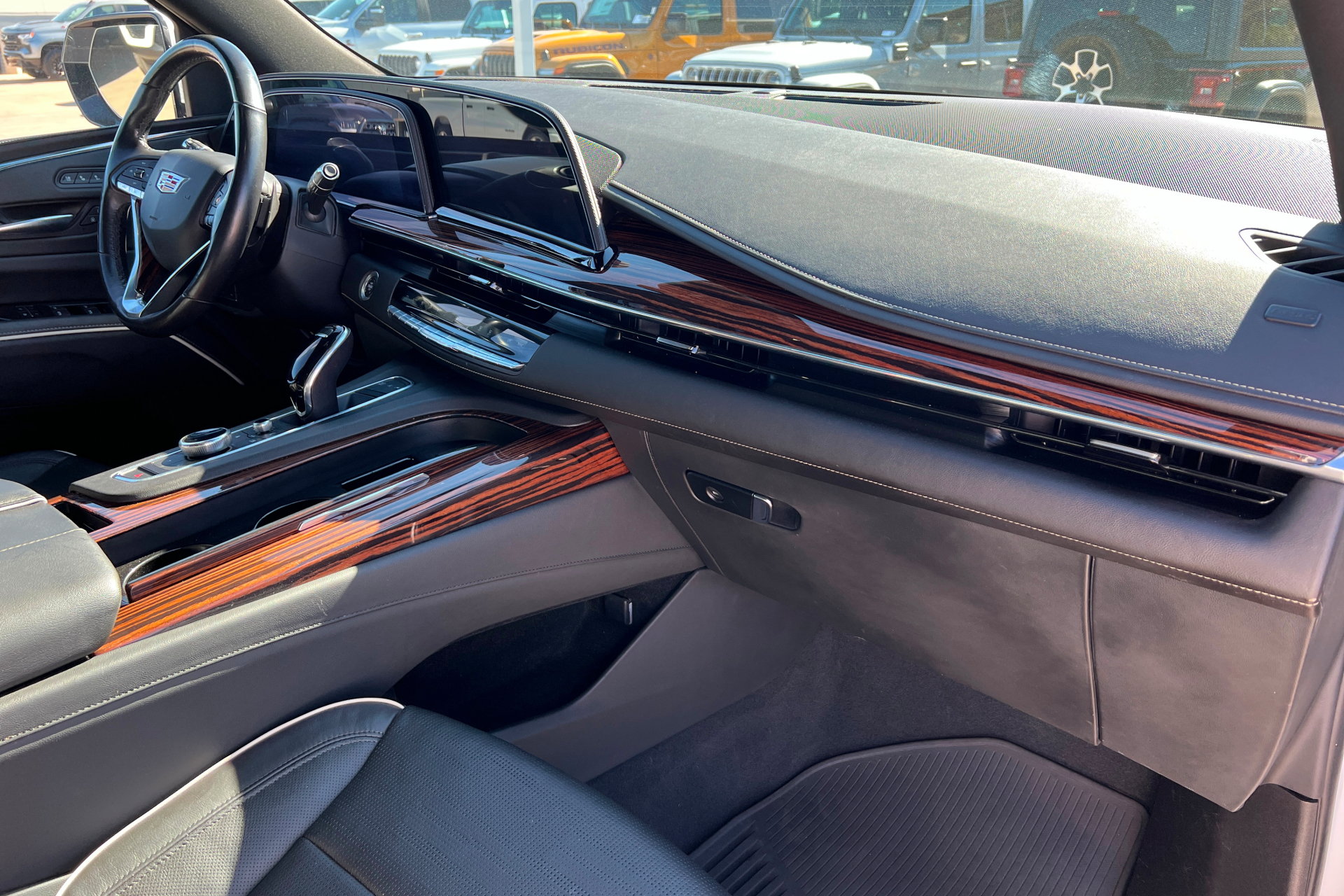Used 2021 Cadillac Escalade Premium Luxury w/ Driver Assist Tech Package AWD/4WD image 26