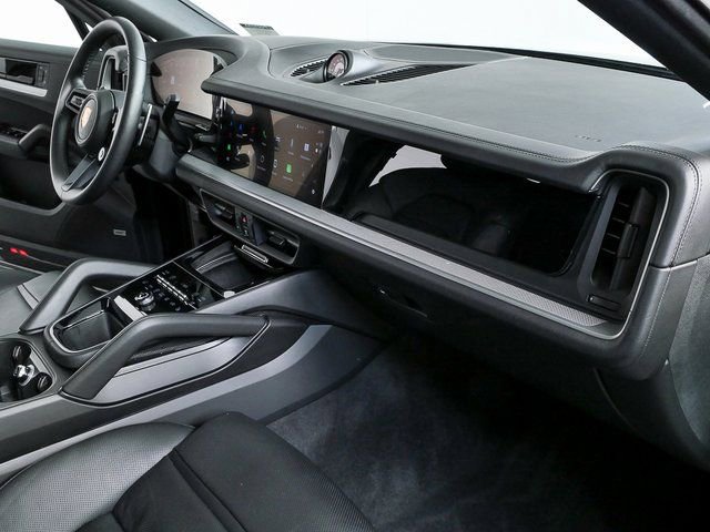 Certified 2024 Porsche Cayenne AWD image 26