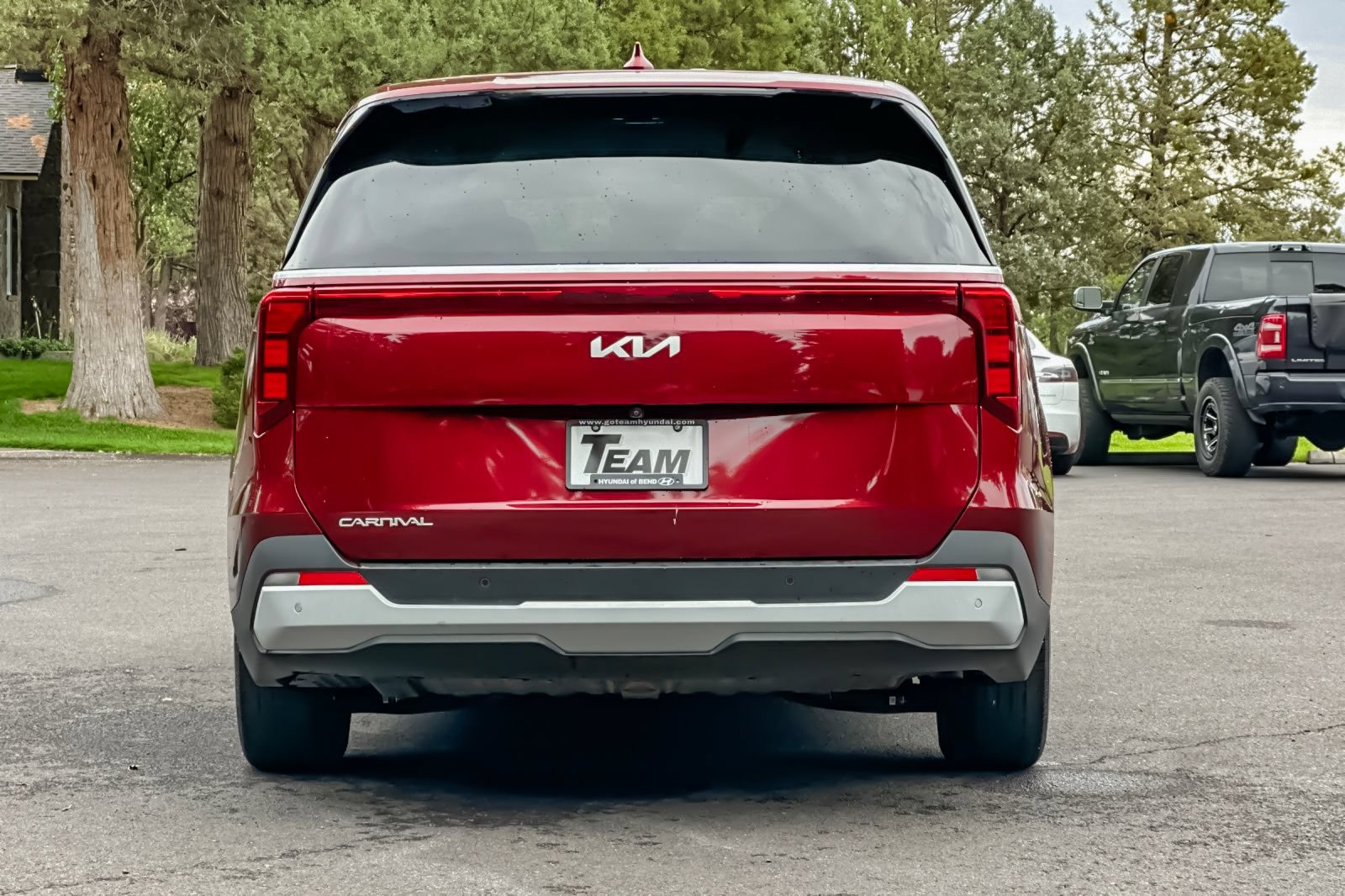 Used 2025 Kia Carnival FWD image 5