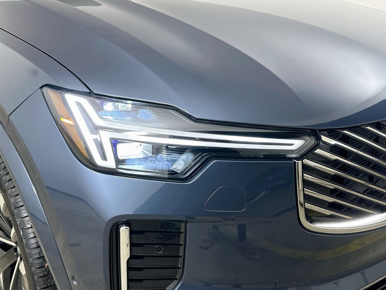 New 2026 Volvo XC90 T8 Plus w/ Protection Package Premier AWD/4WD image 9