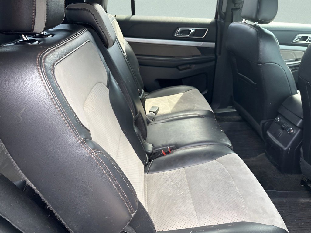 Used 2017 Ford Explorer XLT w/ Equipment Group 202A AWD/4WD image 13