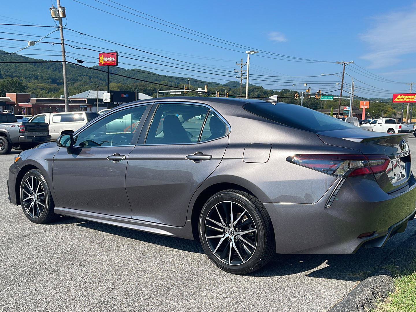 Used 2023 Toyota Camry SE FWD image 5