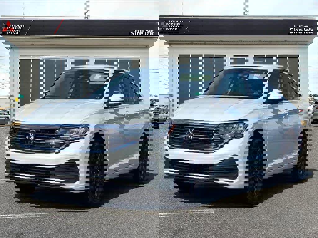 Used 2024 Volkswagen Jetta SE image 1
