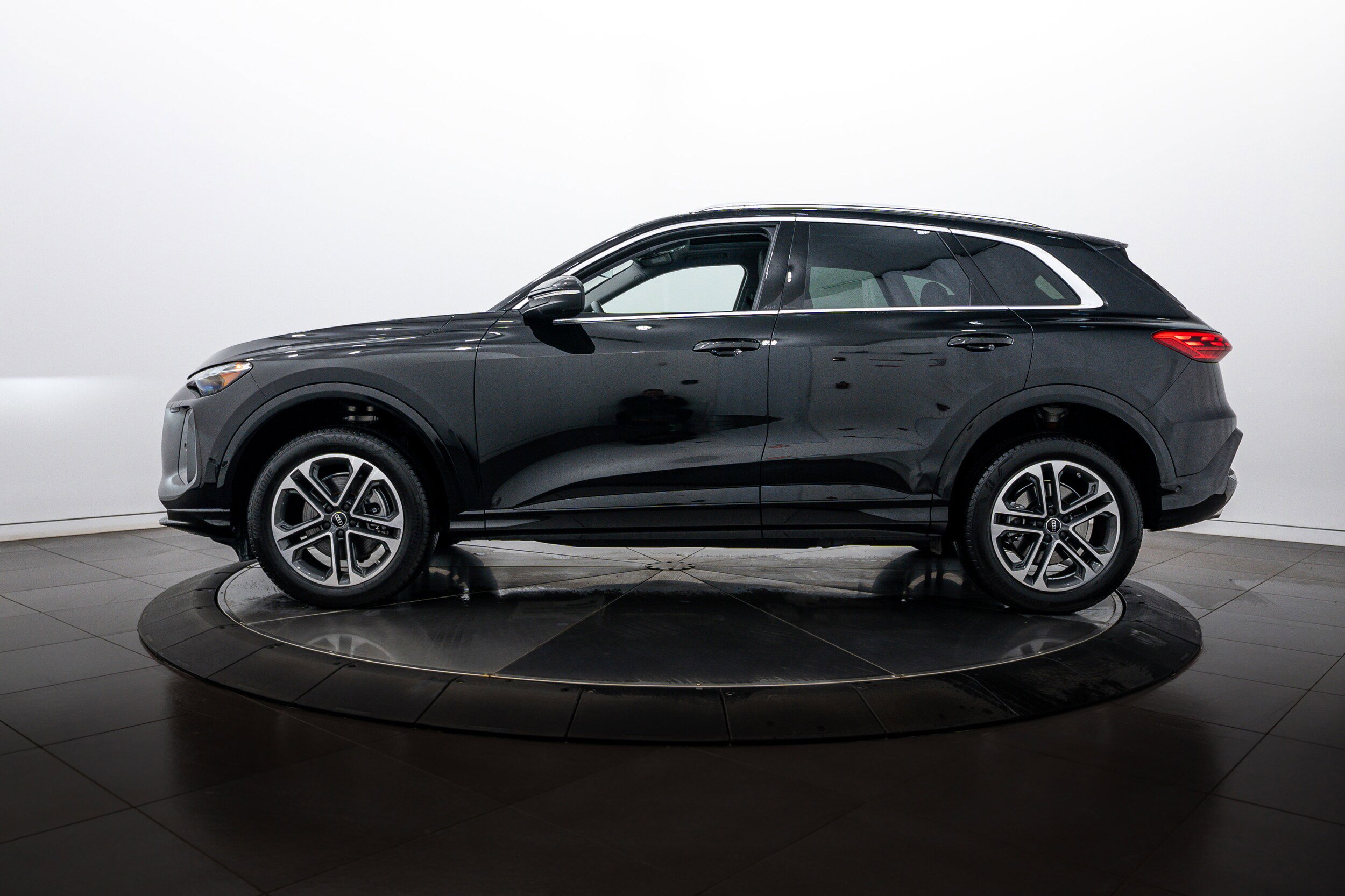 Certified 2025 Audi Q5 Premium w/ Convenience Package image 6