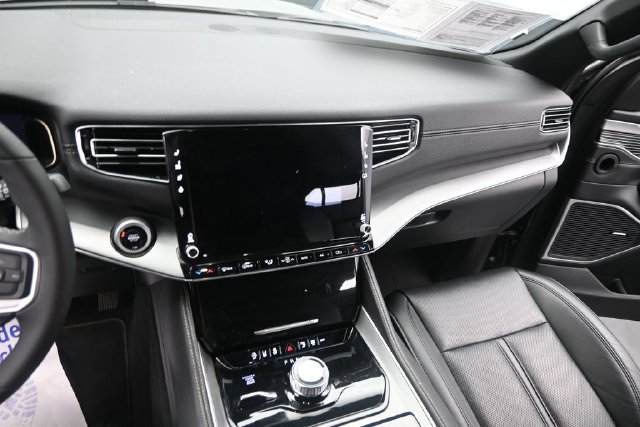 Used 2025 Jeep Wagoneer 4WD image 22