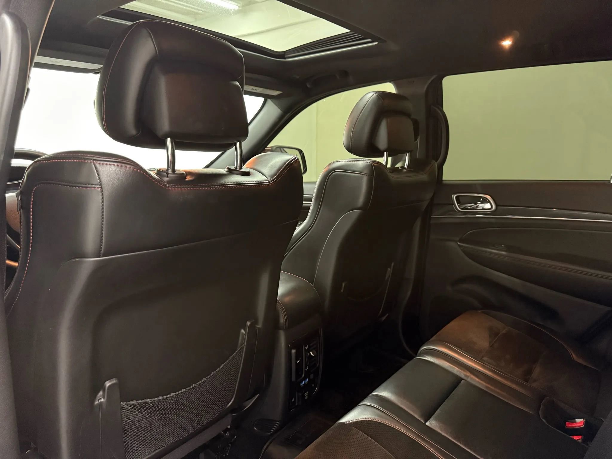 Used 2017 Jeep Grand Cherokee Trailhawk AWD/4WD image 39