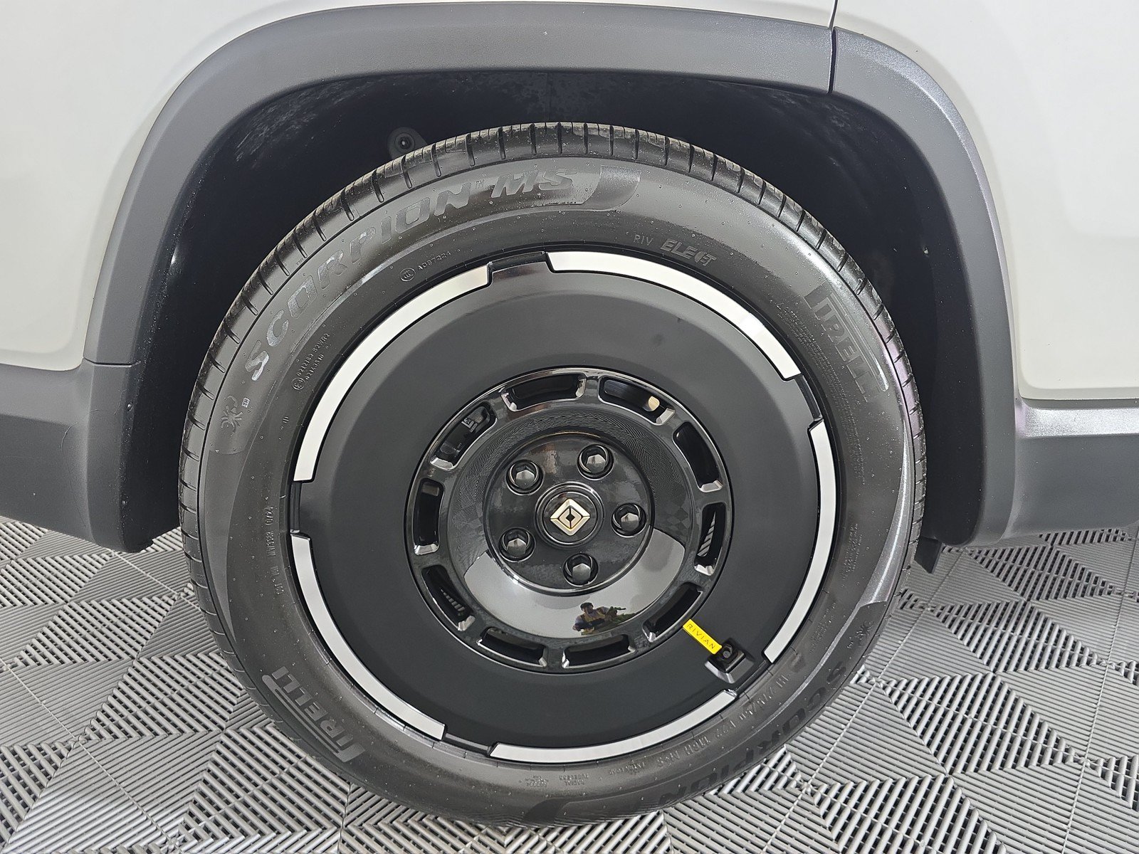 Used 2025 Rivian R1S Adventure AWD/4WD image 12
