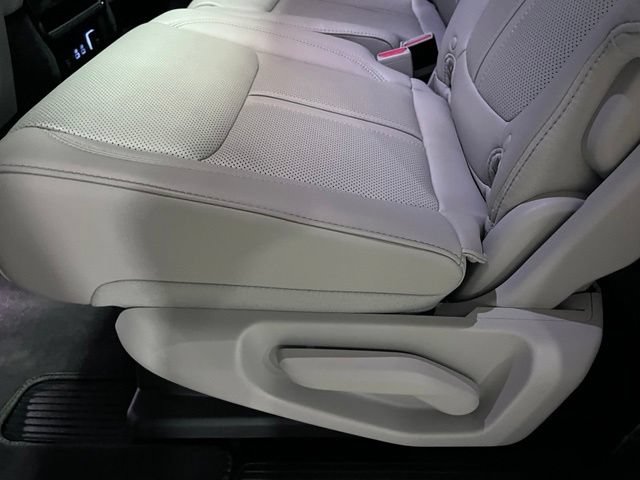Used 2025 Jeep Wagoneer 4WD w/ Premium Group I image 13