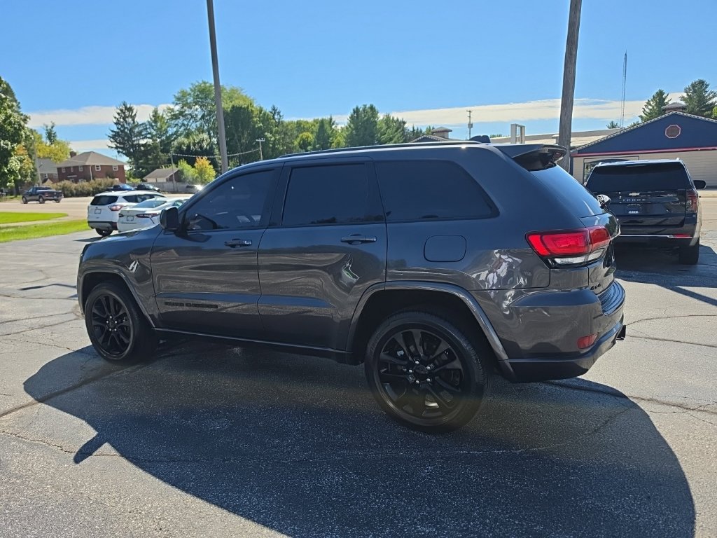 Used 2017 Jeep Grand Cherokee Altitude AWD/4WD image 4