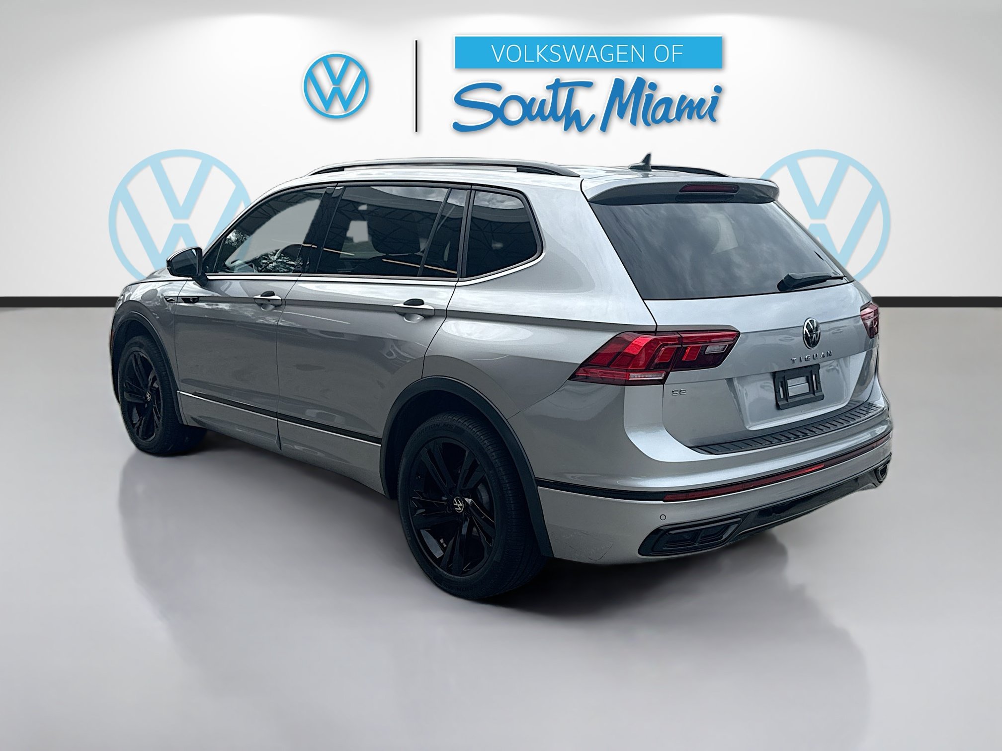 Used 2023 Volkswagen Tiguan SE R-Line FWD image 5