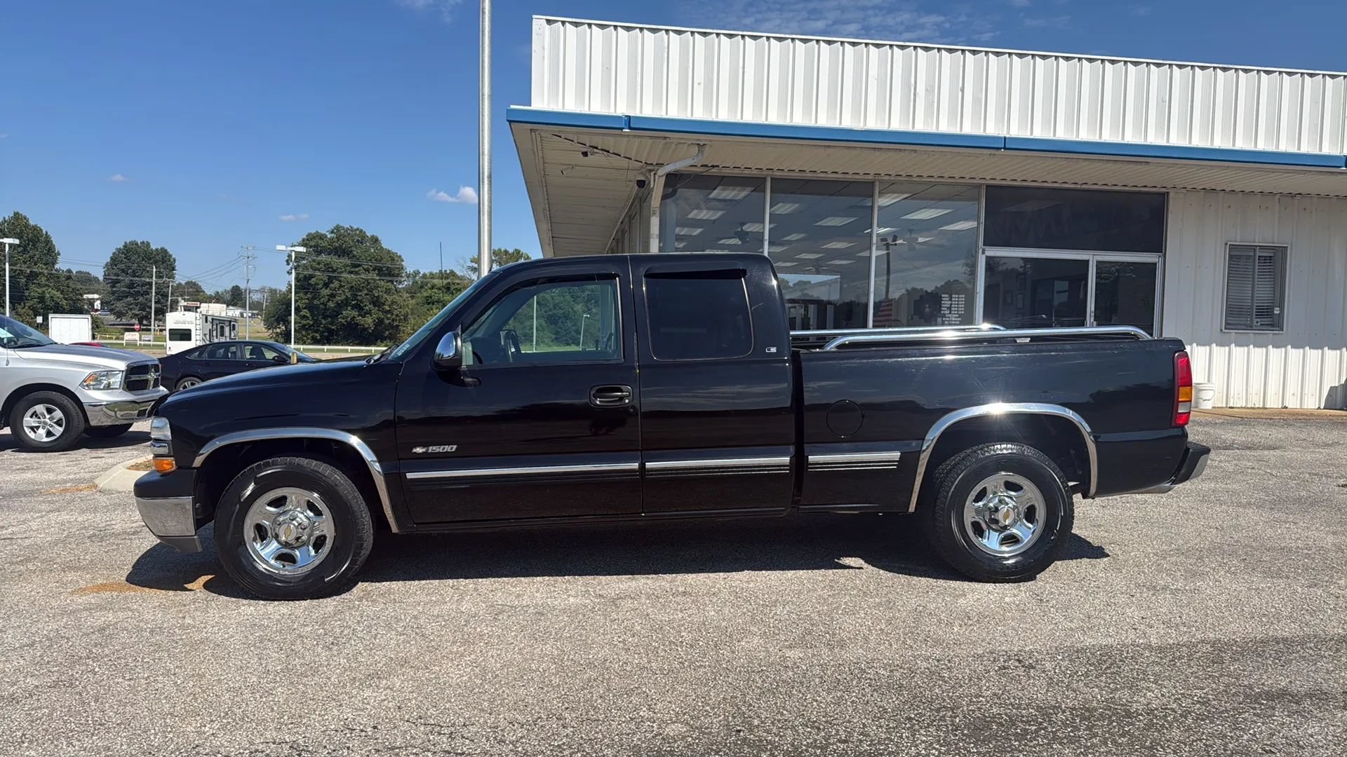 Used 2000 Chevrolet Silverado 1500 LS RWD image 2