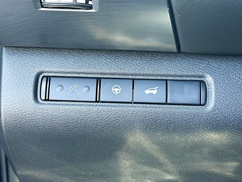 Used 2025 Nissan Pathfinder SL FWD image 10