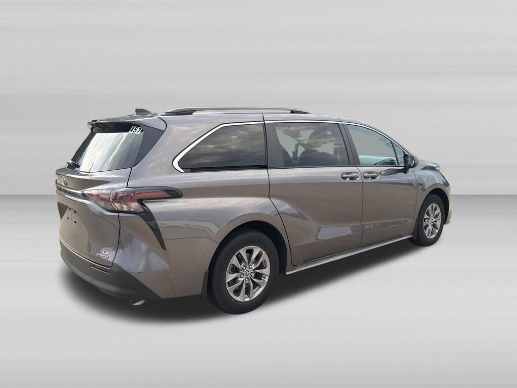Used 2023 Toyota Sienna LE FWD image 4