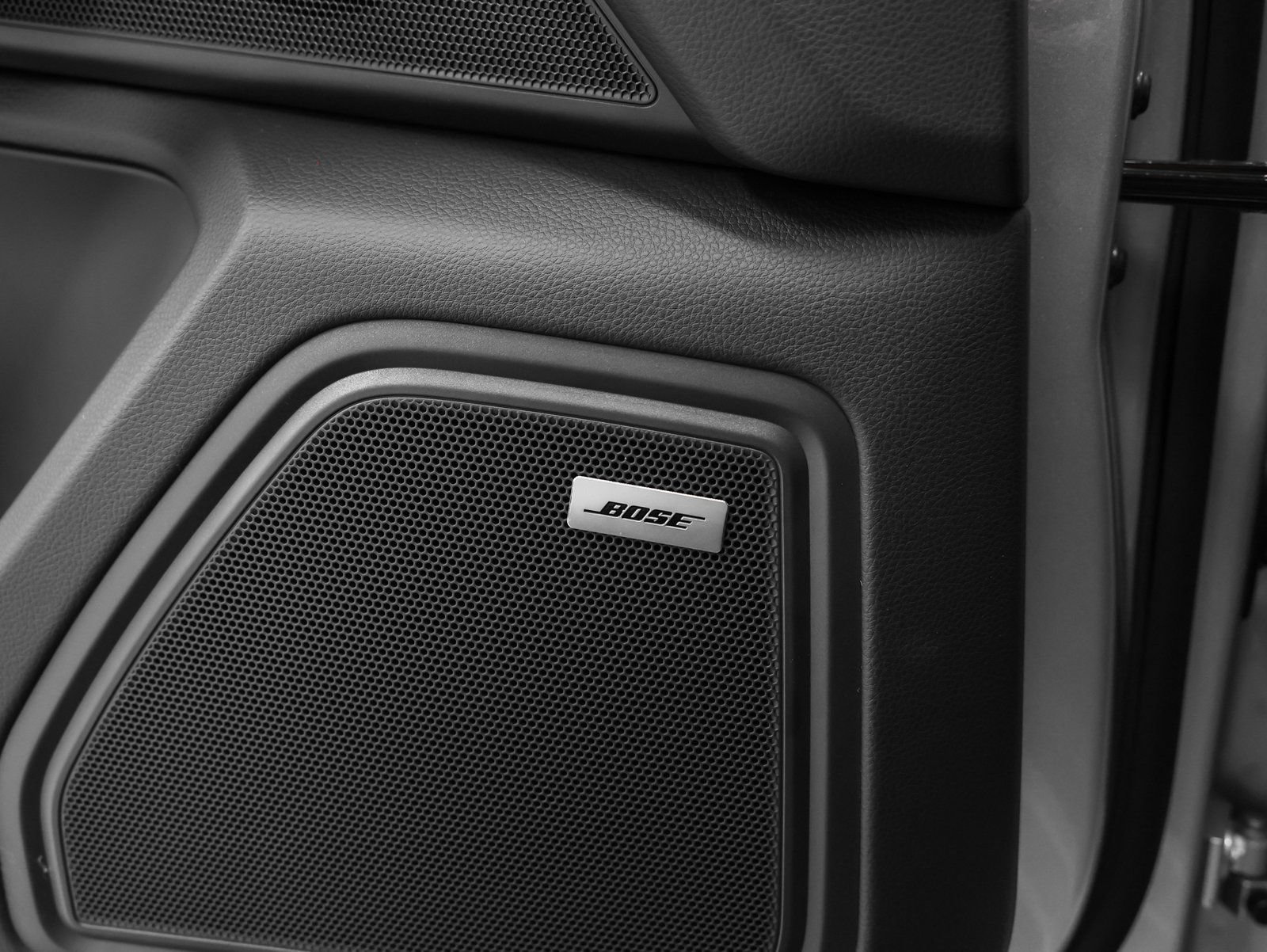 Certified 2026 Porsche Macan Turbo AWD/4WD image 43