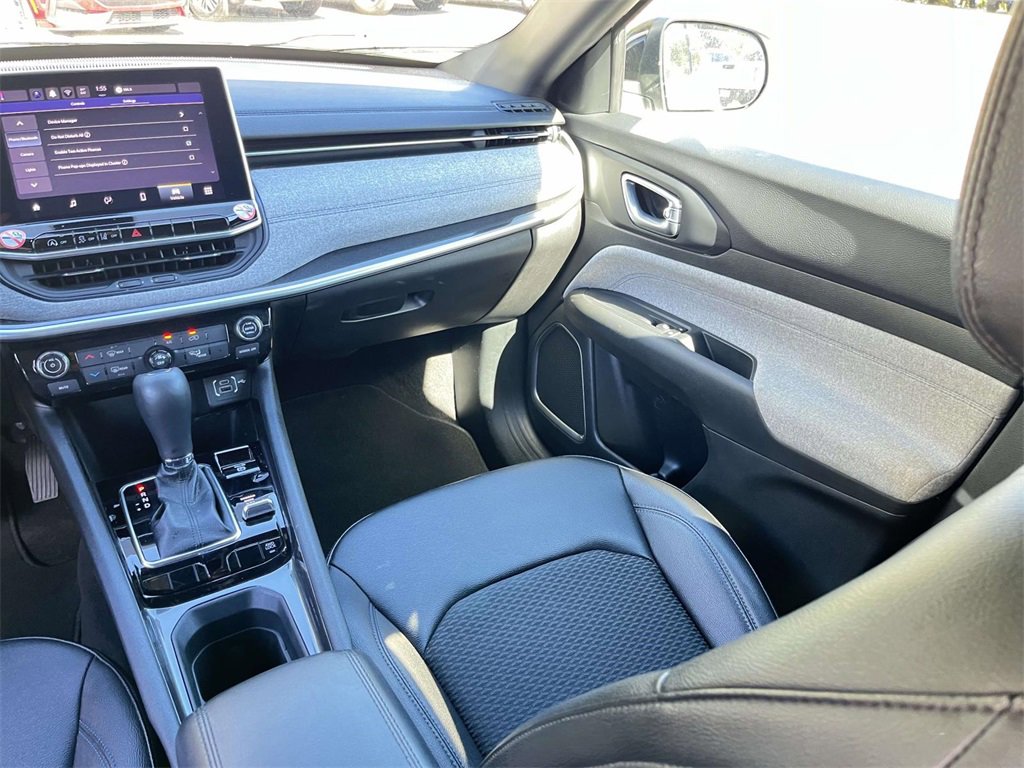 Used 2024 Jeep Compass Latitude image 29