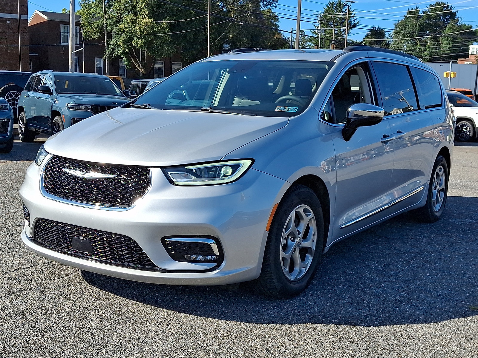 Used 2023 Chrysler Pacifica Limited w/ Uconnect Theater Family Group FWD image 3