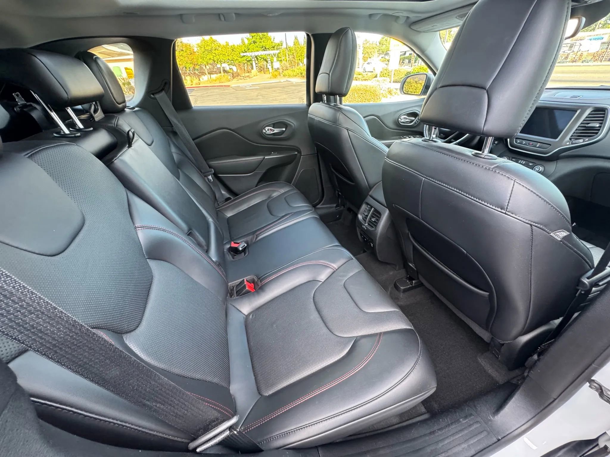 Used 2020 Jeep Cherokee Trailhawk image 14