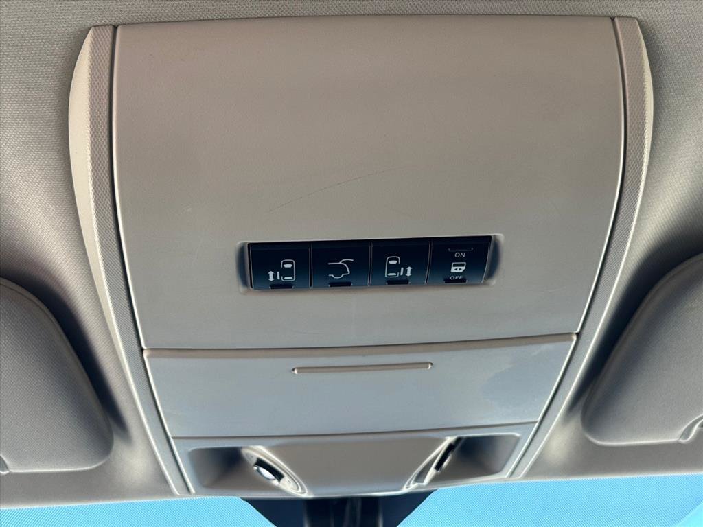 Used 2014 Chrysler Town & Country Touring-L FWD image 20