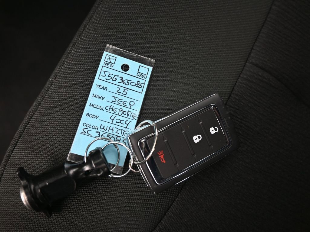 Used 2025 Jeep Grand Cherokee Laredo image 15