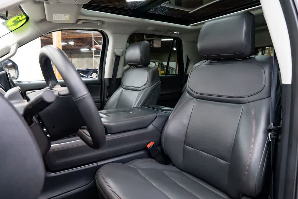 Used 2025 Ford Expedition Active AWD/4WD image 26