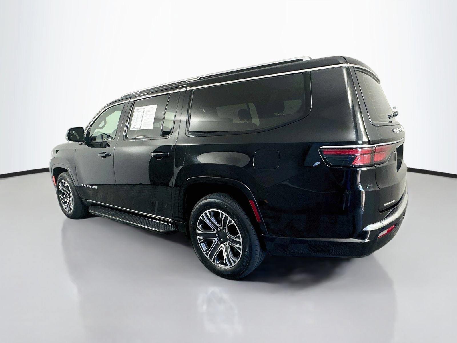 Used 2023 Jeep Wagoneer L Series II AWD/4WD image 5