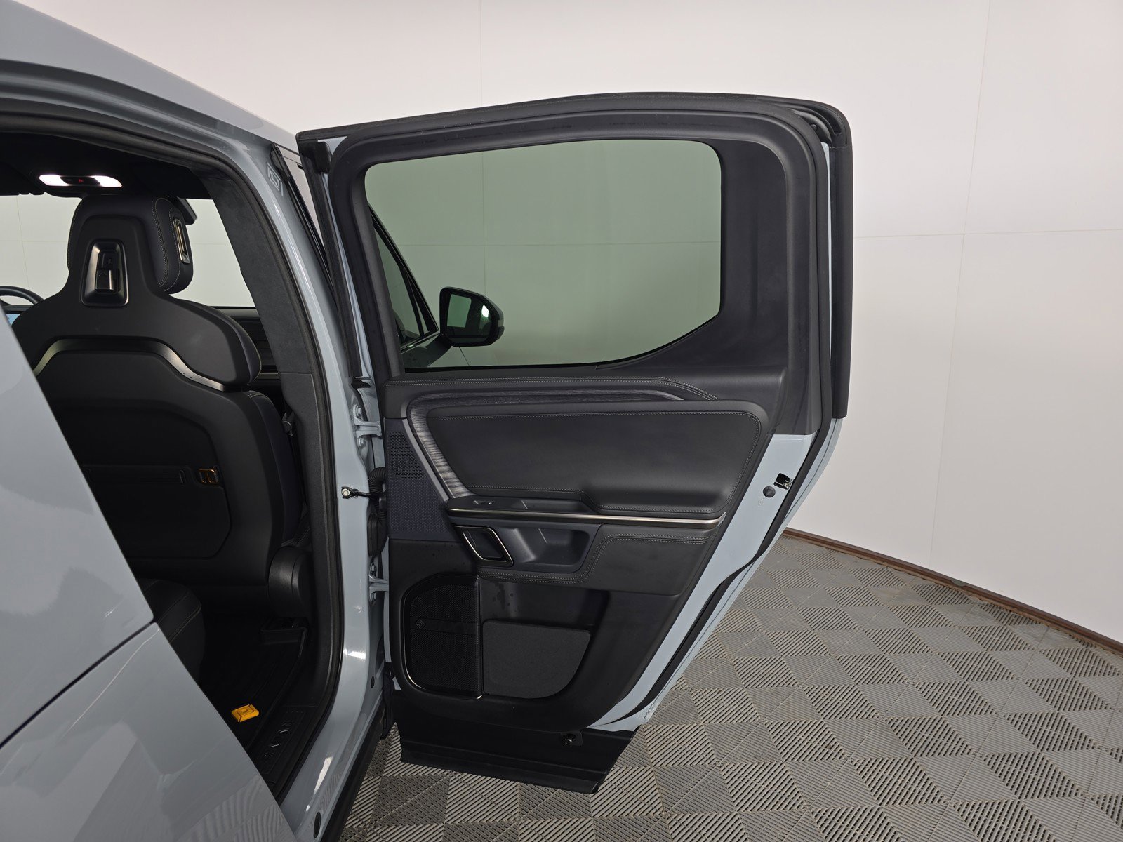 Used 2024 Rivian R1T Adventure AWD/4WD image 18