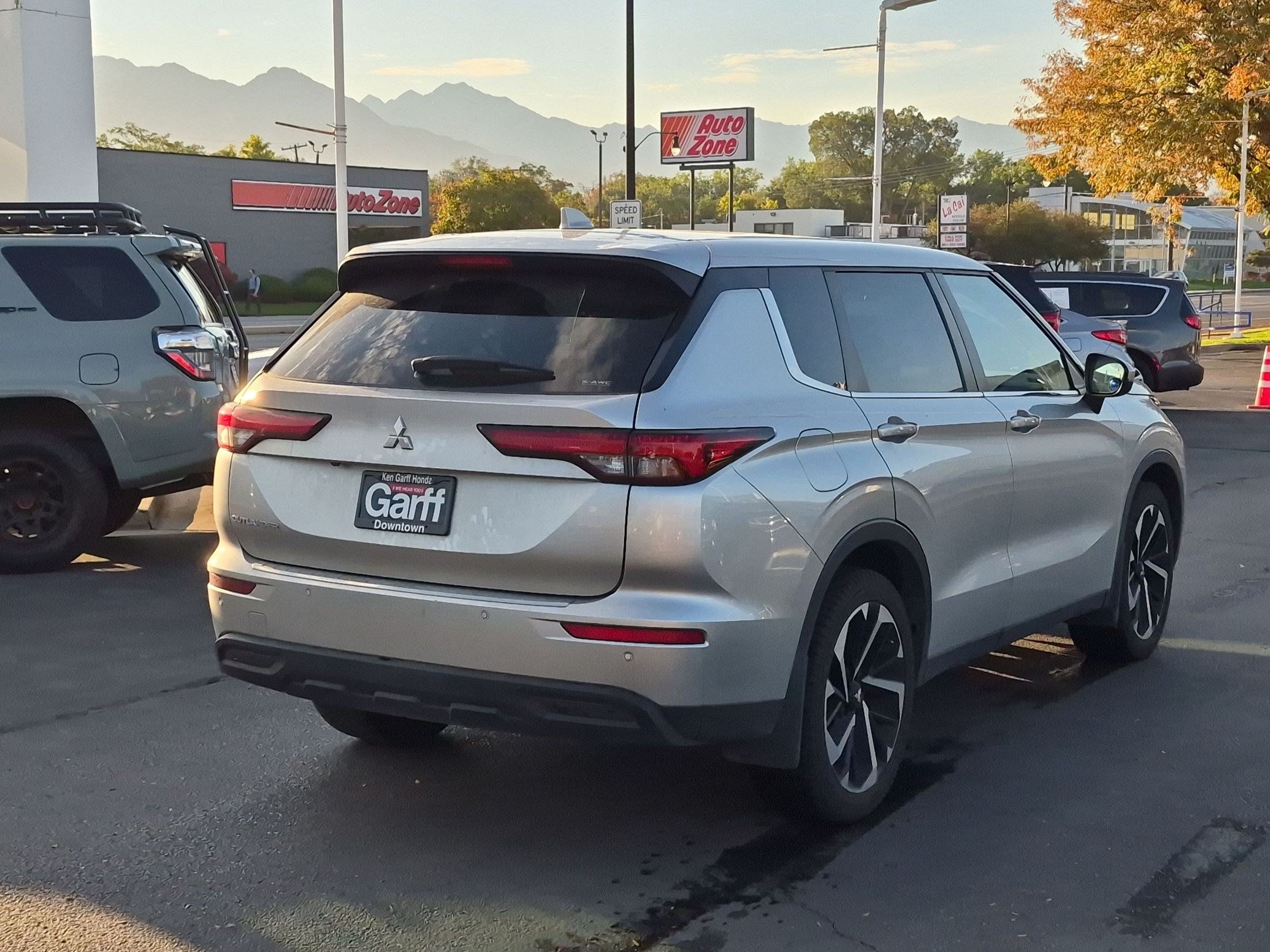 Used 2022 Mitsubishi Outlander ES AWD/4WD image 3
