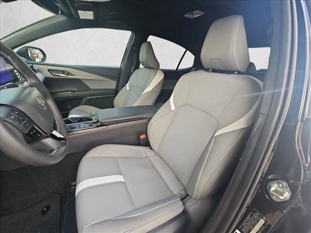 Used 2025 Toyota Camry SE w/ Convenience Package FWD image 16