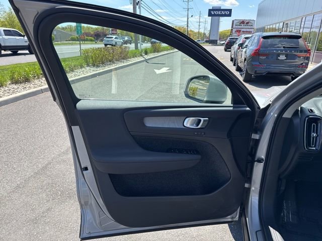 Certified 2025 Volvo XC40 B5 Plus AWD/4WD image 19