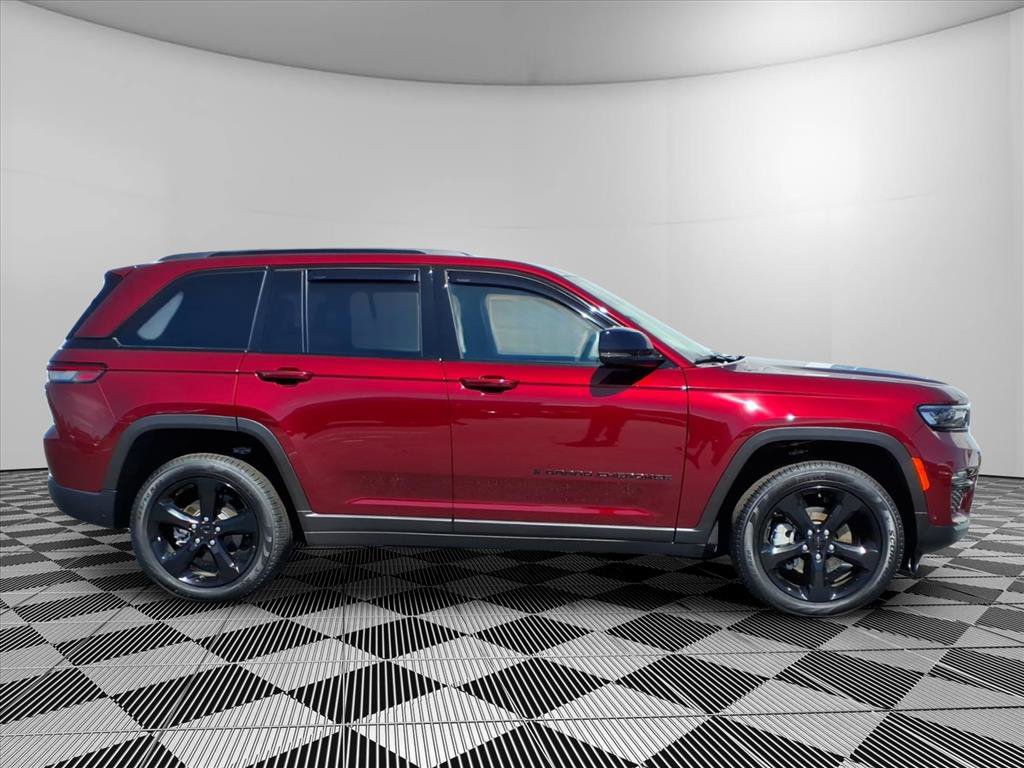 Used 2025 Jeep Grand Cherokee Limited w/ Luxury Tech Group II image 5