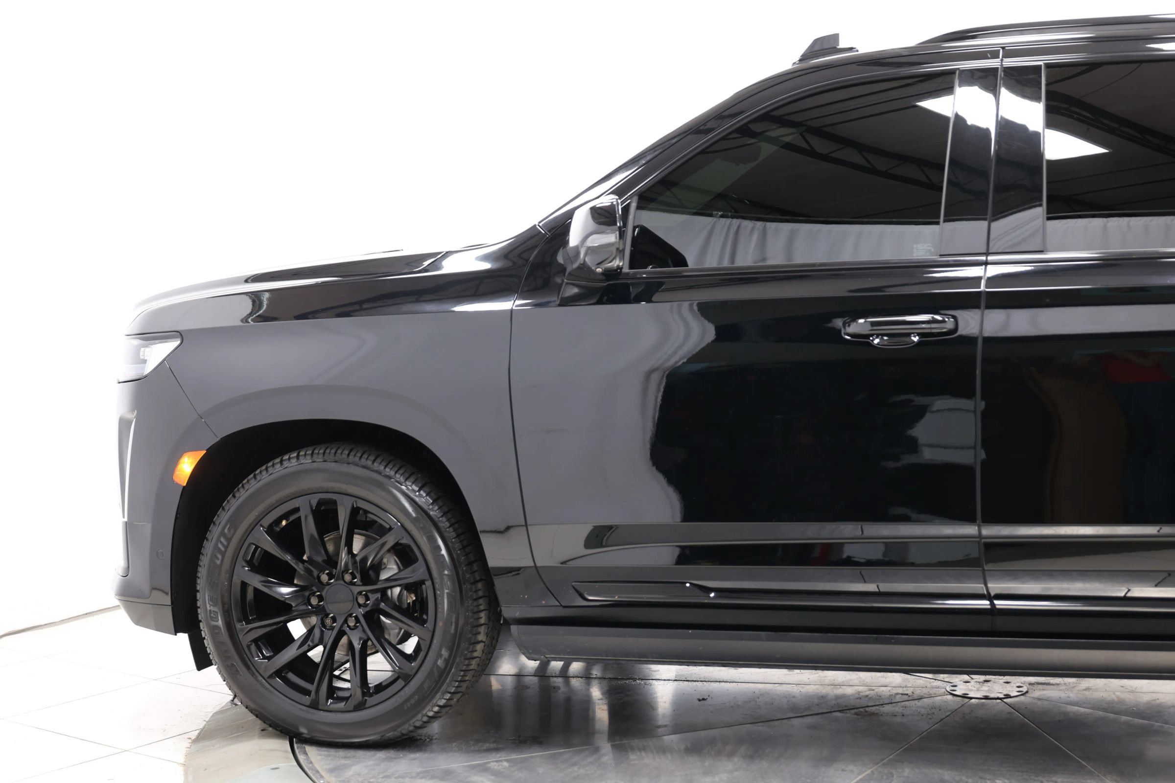 Used 2023 Cadillac Escalade ESV Sport w/ LPO, ONYX Package AWD/4WD image 8