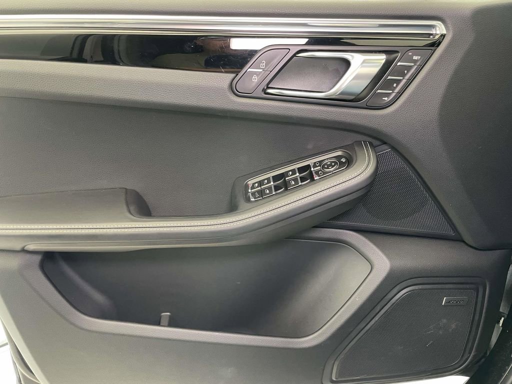 Certified 2025 Porsche Macan image 36