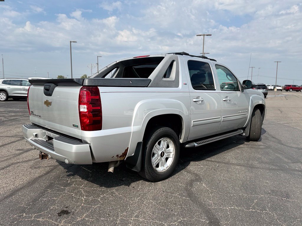 Used 2011 Chevrolet Avalanche LT w/ Luxury Package AWD/4WD image 2
