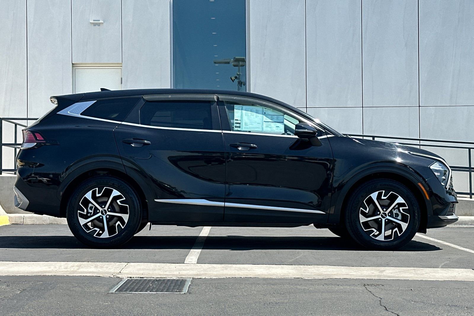 Used 2023 Kia Sportage EX FWD image 2