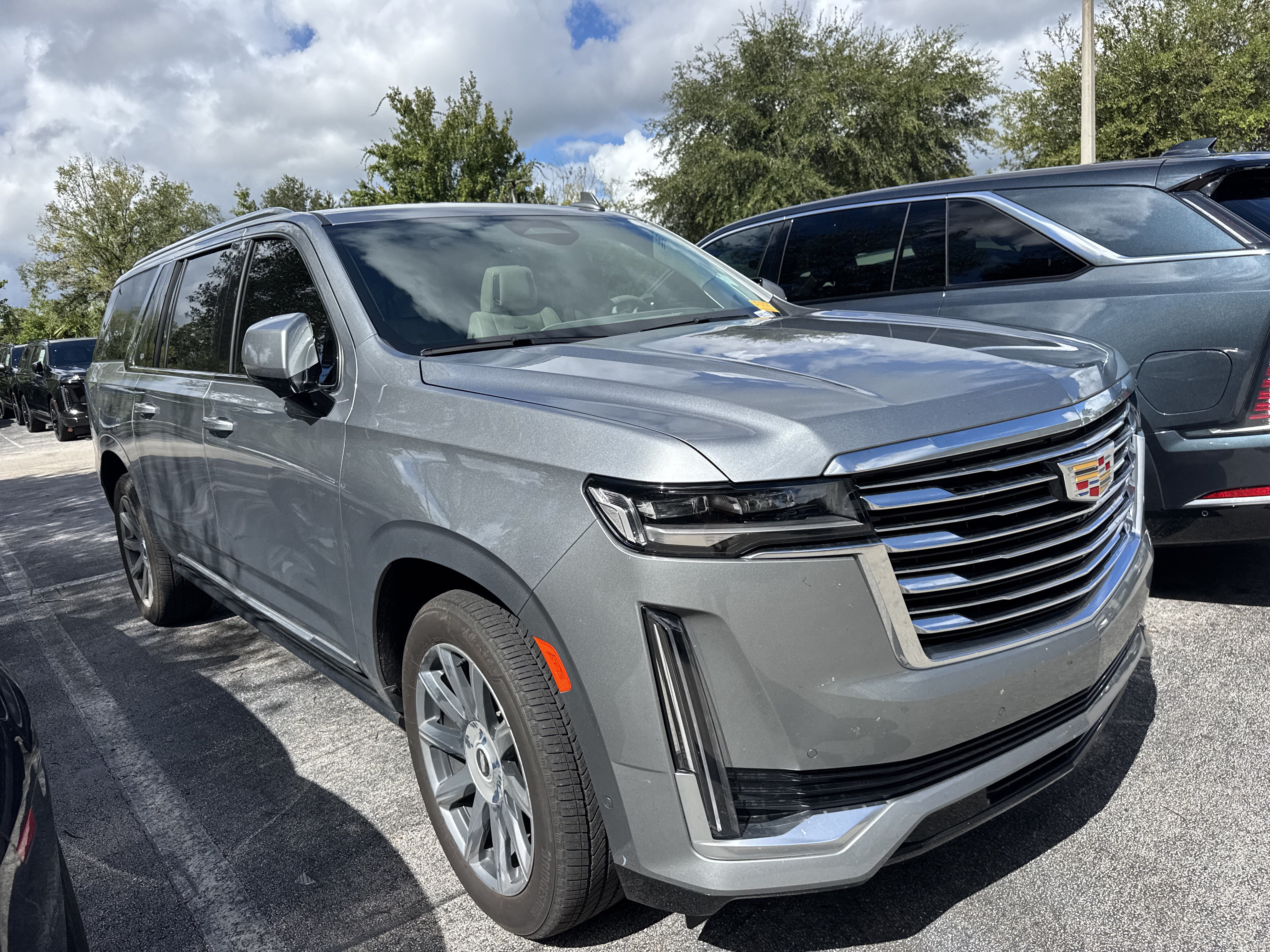 Used 2024 Cadillac Escalade ESV Premium Luxury Platinum AWD/4WD image 4