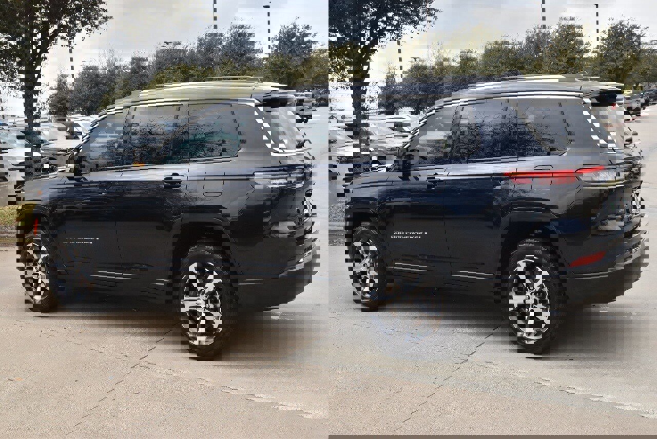 Used 2023 Jeep Grand Cherokee L Limited w/ Luxury Tech Group II image 11