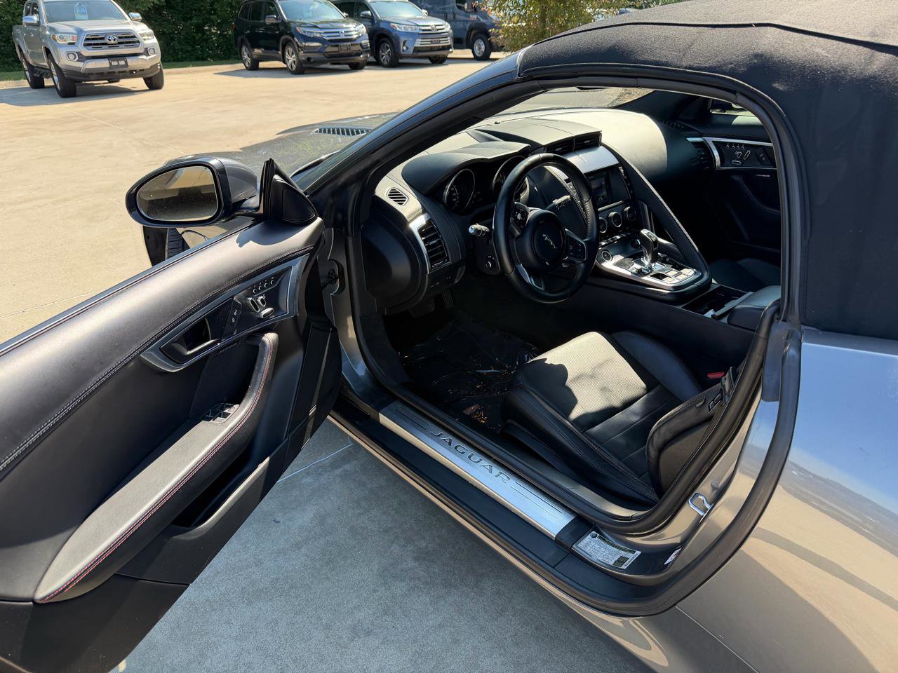 Used 2018 Jaguar F-TYPE Convertible RWD image 9